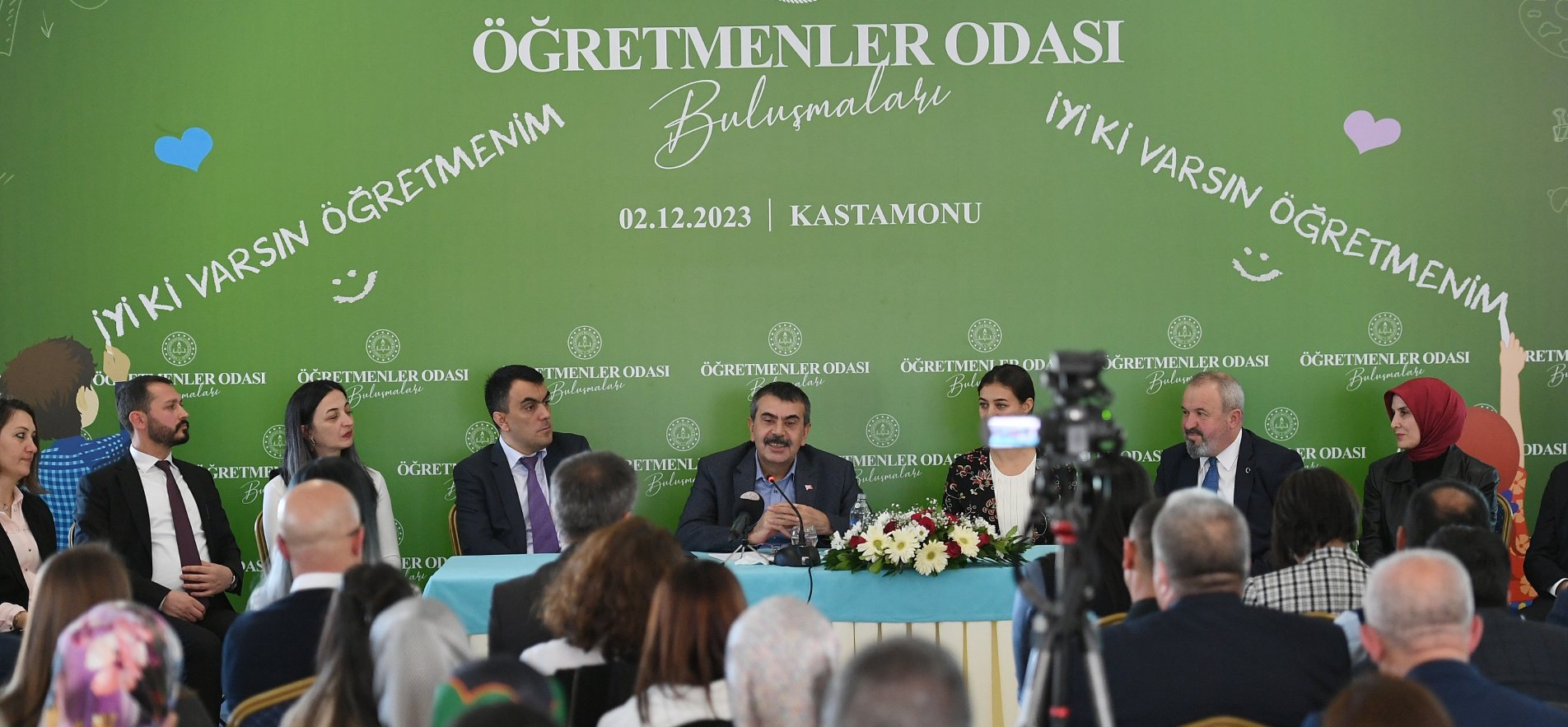 BAKAN TEKİN, KASTAMONU'DA ÖĞRETMENLERLE BULUŞTU